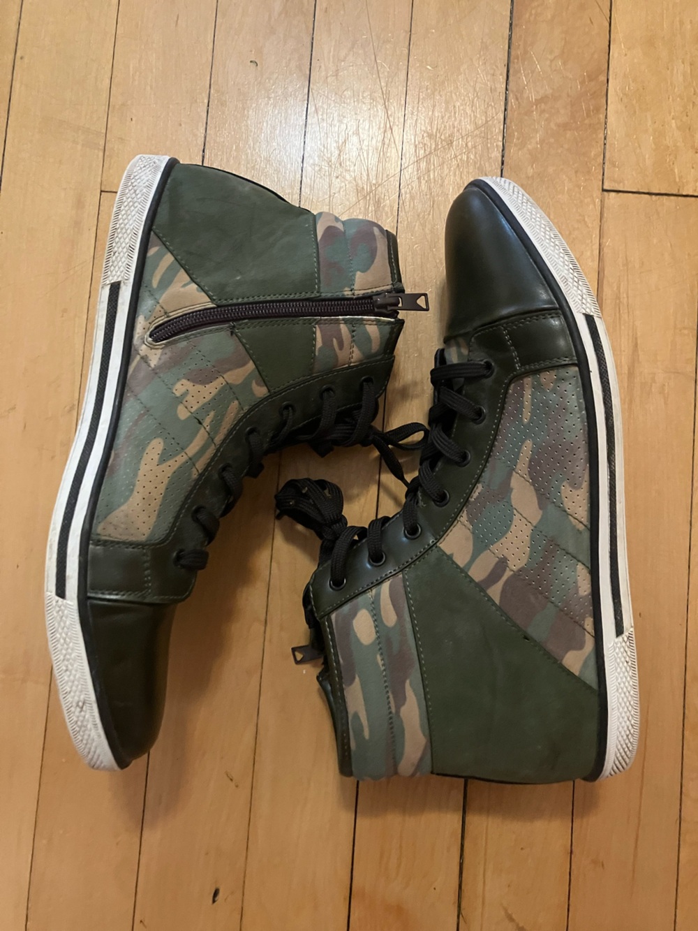 Kenneth Cole Reaction Center High Top Camoflauge Sneakers Size 10